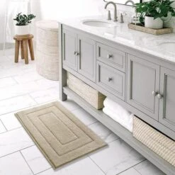 SVKBJROY Tapis De Bain Antidérapant,Tapis Salle Bain Moelleux En Microfibre,Absorbant L'eau,Lavable En Machine,Extra Epais Tapis De Douche Pour Salle De Bain,50 X 80 Cm,Beige -Wenko || Grohe || HOMCOM Soldes 80912948 4